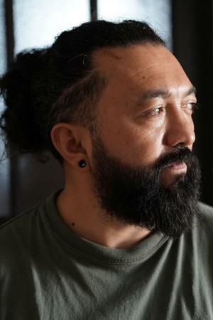 Portraitbild des Künstlers aus Ecuador David Celi