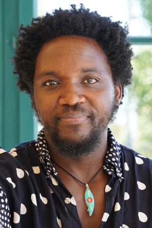 Portraitbild vom in Österreich lebenden Künstler aus Uganda Ahmed Mande