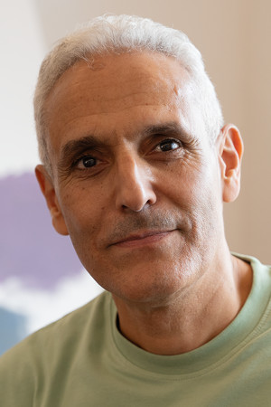 Portraitbild des algerischen Künstlers Mohamed Chafa Ouzzani