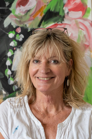 Portraitbild der österreichischen Künstlerin Gabi Rhomako