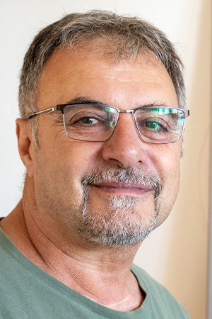 Portraitbild des albanischen Künstlers Fatmir Tufina