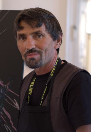 Portraitbild des kosovarischen Künstlers Muhamet Ahmeti Metis